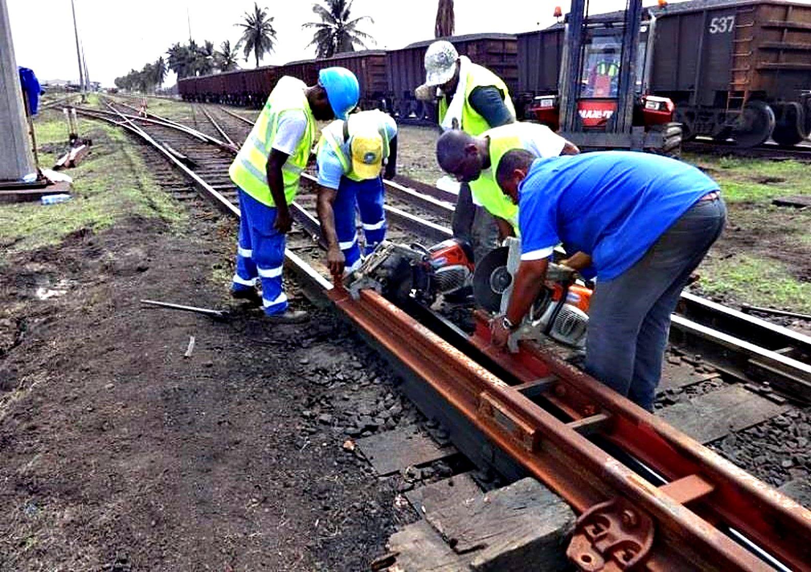 Brigade GROA au tronçonnage d’un rail le long d’un train de marchandises